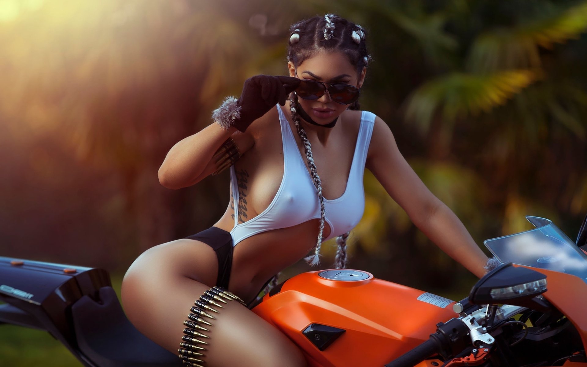 Take a pause and enjoy Girls with tattoos and motorcycles — streaming from Sao Paulo