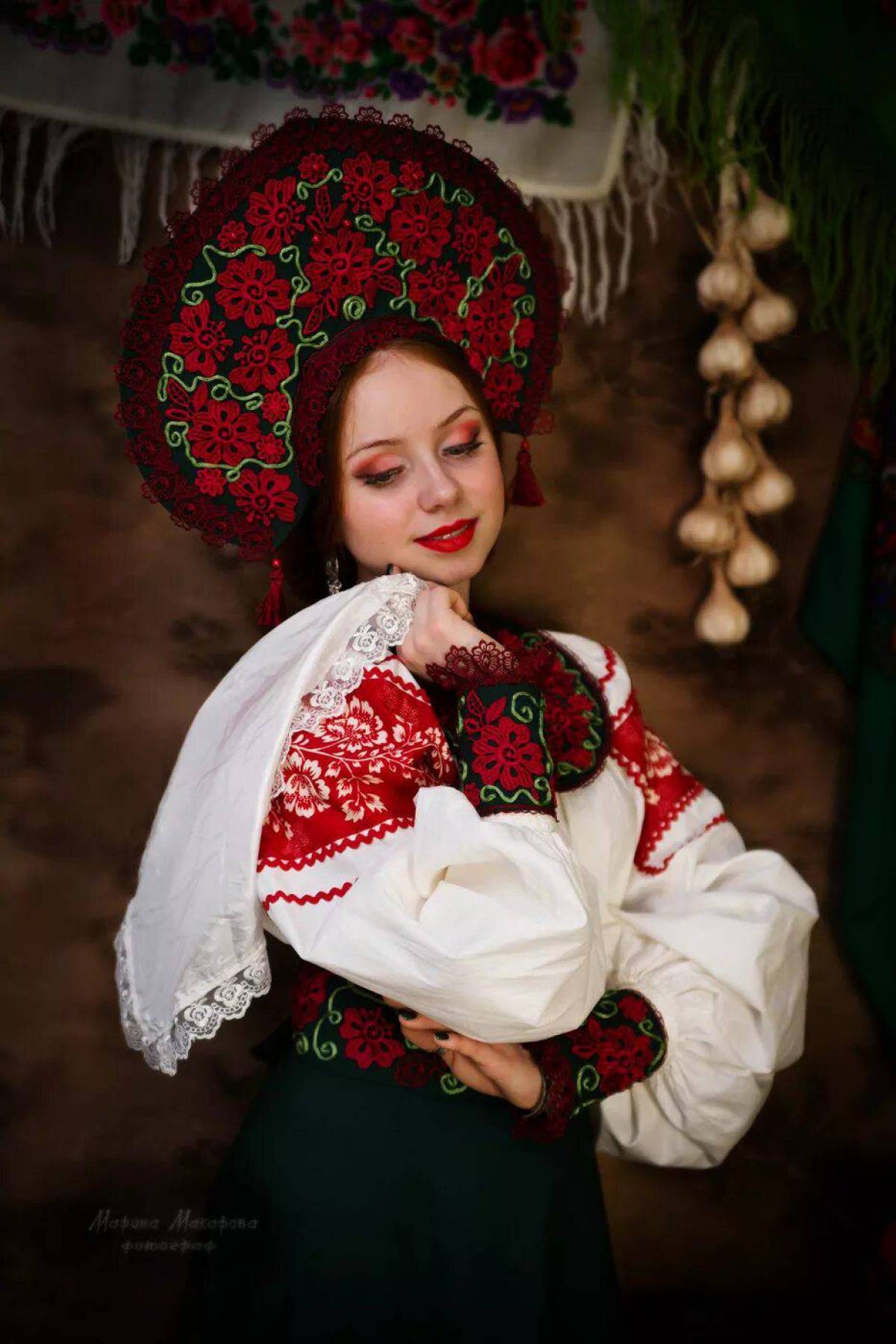 Take a pause and enjoy Women in Slavic costumes — streaming from Sao Paulo
